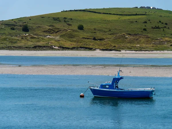 1隻の小型ボートが干潮時に湾内に停泊し 海辺の風景です 晴れた日に浅い水の中のボート アイルランドの海 ボート — ストック写真