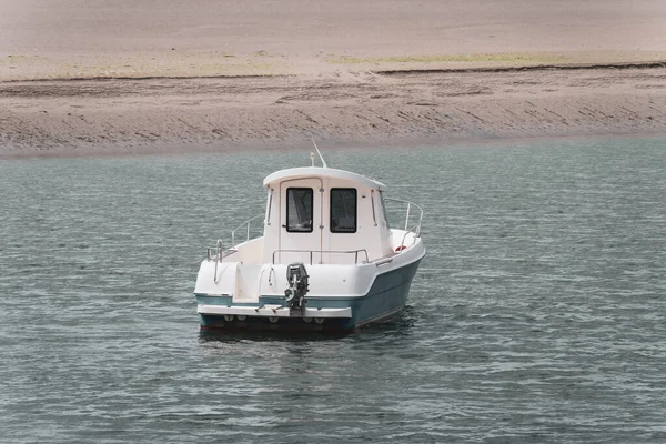 小船停泊在平静的水面上 海上小船 — 图库照片