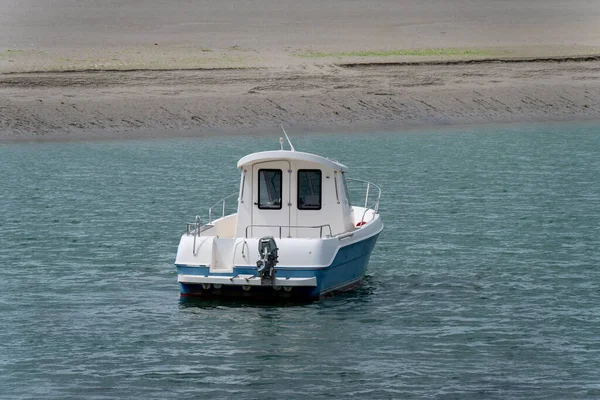 小船停泊在平静的水面上 海上小船 — 图库照片