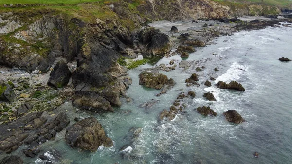 アイルランド島の海岸近くの大西洋の潮汐波 岩だらけの海岸 シースケープ トップビュー 空中写真 ドローンの視点 — ストック写真