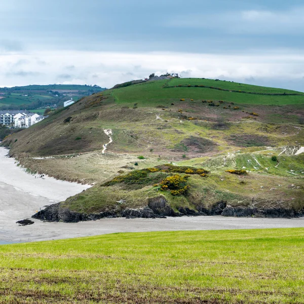 爱尔兰南部的风景如画的小山 是克朗纳基蒂海滨的风景 多雨天 野生大西洋沿岸的景观 — 图库照片