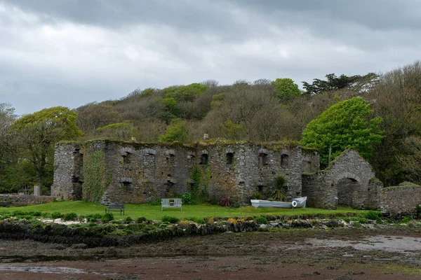 Clonakilty Körfezi kıyısındaki Arundel tahıl ambarı. Taş bir bina. Tarihi anıt, manzara. İrlanda 'da turistik yerler