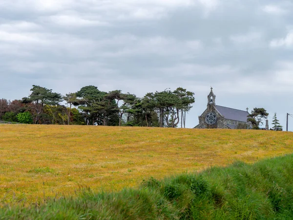 Malý Kamenný Křesťanský Kostel Vzdálenosti Krásné Louky Zataženo Evropská Krajina — Stock fotografie