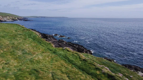沿着野生大西洋之路美丽的风景 爱尔兰的绿色海岸 无人机的观点 — 图库照片