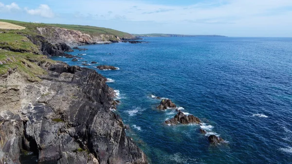 位于爱尔兰南部凯尔特海岩石海岸的农场 科克郡 美丽的沿海地区 大西洋的碧绿海水 风景如画的石山 — 图库照片