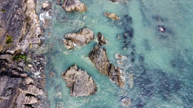 Denizde bir sürü kaya var. Kuzey Atlantik 'in sahil kayalıkları. Deniz kenarındaki güzel doğa. Kuzey Avrupa 'nın dramatik deniz manzarası. Drone fotoğrafı.