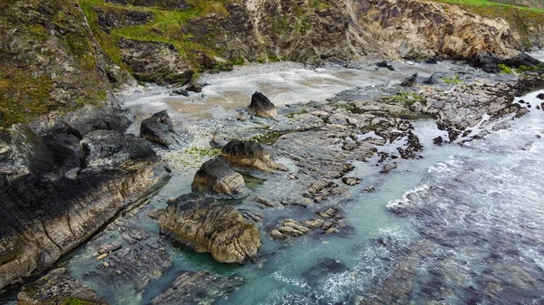 Nagy Kövek Tengerparton Írország Sziklás Partvonala Európa Gyönyörű Természete Drónfénykép — Stock Fotó