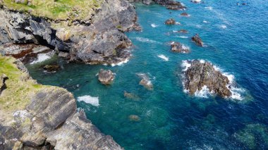 Güzel kayalık kıyı. Turkuaz deniz suyu. Deniz manzarası. İrlanda doğası. West Cork 'un manzaraları. Drone bakış açısı.