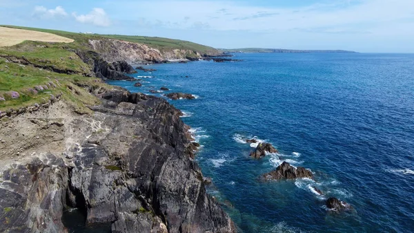 位于爱尔兰南部凯尔特海岩石海岸的农场 科克郡 美丽的沿海地区 大西洋的碧绿海水 风景如画的石山 空中照片 — 图库照片