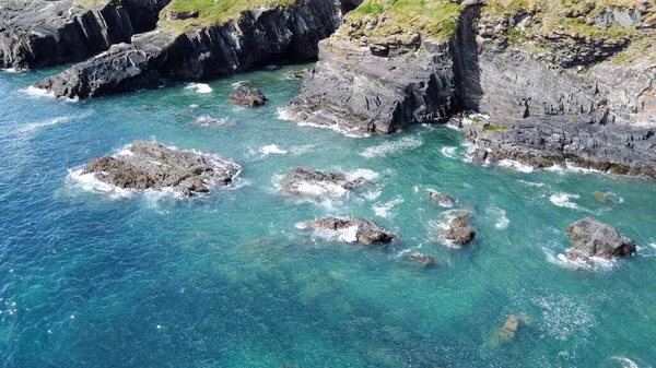 stock image Steep cliffs on the southern coast of Ireland. Turquoise waters of the Atlantic Ocean. Natural beauties of Ireland, West Cork. The rocky coast of the Celtic Sea.