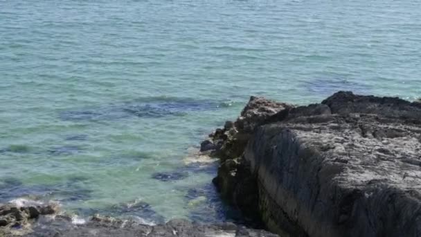 Gran Paisaje Marino Claras Olas Azules Del Mar Golpeando Piedra — Vídeo de stock