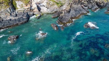 İrlanda 'nın güney kıyısındaki sarp kayalıklar. Atlantik Okyanusu 'nun turkuaz suları. İrlanda 'nın doğal güzellikleri, West Cork. Kelt Denizi 'nin kayalık kıyıları. Hava fotoğrafı.