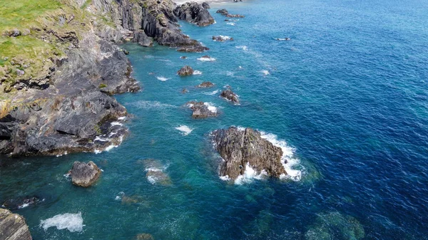 美丽的岩石海岸 绿松石海水 海滨风景 爱尔兰的性质 西软木塞的景观 空中照片 — 图库照片