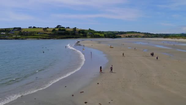 County Cork Irland August 2022 Menschen Sandstrand Von Inchydoney Einem — Stockvideo