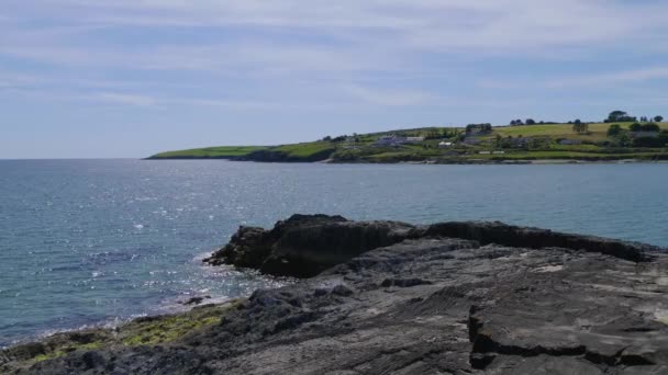 夏にアイルランドの大西洋の海岸 晴れた日の海辺の風景 — ストック動画