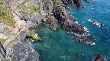 Güzel kayalık kıyı. Turkuaz deniz suyu. Deniz manzarası. İrlanda doğası. West Cork 'un manzaraları. Drone fotoğrafı.