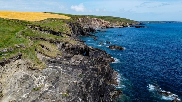アイルランドの南 ケルト海の岩場の海岸の農場フィールド 郡コルク 美しい沿岸地域 大西洋のターコイズブルーの海 絵のような石の丘 空中写真 上からの眺め — ストック写真