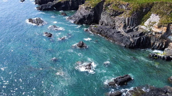 美しい海の岩やターコイズブルーの水 最上階の景色を眺めます アイルランドの美しい場所 自然の魅力だ ドローンの視点 — ストック写真
