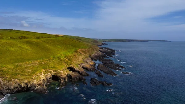 爱尔兰科克郡克隆纳克蒂镇附近的凯尔特海海岸上 植被覆盖的岩石 美丽的海景 野生大西洋路上的自然 自然的吸引 — 图库照片