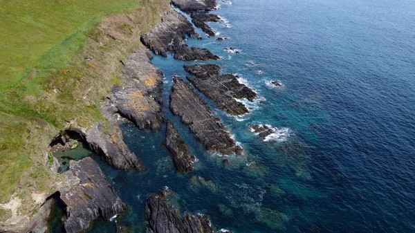 野生の大西洋の道に沿ってケルト海のロッキー海岸 トップビュー アイルランドの南海岸の海景 美しい岩の斜面 空中写真 — ストック写真