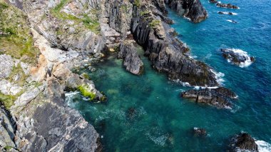 Güzel kayalık kıyı. Turkuaz deniz suyu. Deniz manzarası. İrlanda doğası. West Cork 'un manzaraları. Yukarıdan görüntüle.