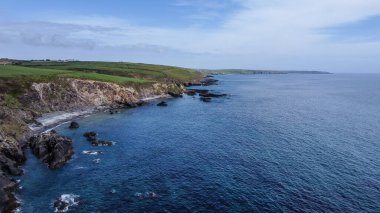 İrlanda 'nın güney kıyısı, üst manzara. Mavi deniz boşluğu. Deniz Burnu. Drone bakış açısı.