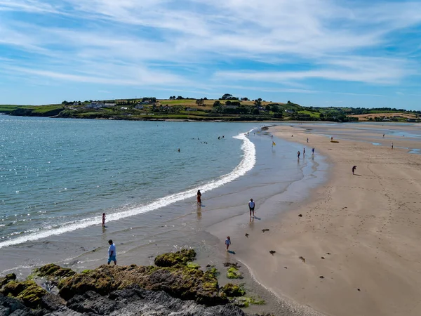 爱尔兰科克郡 2022年8月6日 在阳光明媚的夏日 人们在沙滩上消磨时光 北欧海滩度假 著名的爱尔兰海滩Inchydoney 海滩上的人 — 图库照片