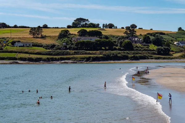 アイルランドのコーク州 2022年8月6日 人々は晴れた夏の日に砂の大西洋のビーチで余暇を過ごします 北ヨーロッパでのビーチの休暇 有名なインチドニーのアイルランドのビーチ — ストック写真
