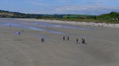 County Cork, İrlanda, 11 Ağustos 2022. Inchydoney sahilindeki insanlar, güneşli bir gün. Popüler bir İrlanda tatil köyü. Plaj tatili.