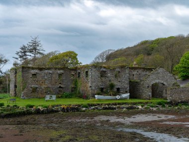 Clonakilty Körfezi kıyısındaki Arundel tahıl ambarının kalıntıları. Eski bir taş bina. Tarihi anıt. Turistik yerler