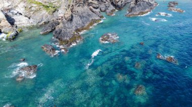 İrlanda kıyısındaki sarp kayalıklar. Atlantik Okyanusu 'nun turkuaz suları. İrlanda 'nın doğal güzellikleri, West Cork. Kelt Denizi 'nin kayalık kıyıları.