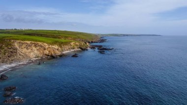 İrlanda 'nın güney kıyısı, üst manzara. Mavi deniz boşluğu. Deniz Burnu. Yukarıdan görüntüle.