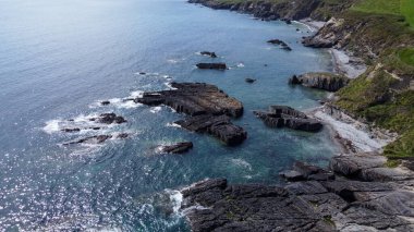 Güzel kayalık kıyı. Turkuaz deniz suyu. Deniz manzarası. İrlanda doğası. Batı Mantar Mantarı Manzaraları.