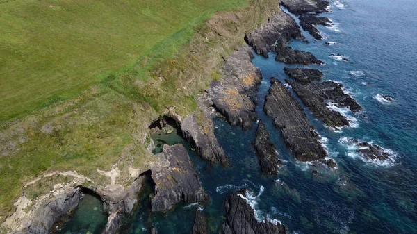 野生の大西洋の道に沿ってケルト海のロッキー海岸 トップビュー アイルランドの南海岸の海景 美しい岩の斜面 ドローンの視点 — ストック写真