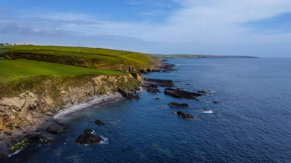 爱尔兰南部海岸 尽收眼底 蓝色的海洋空间海景 航拍照片无人机的观点 — 图库照片