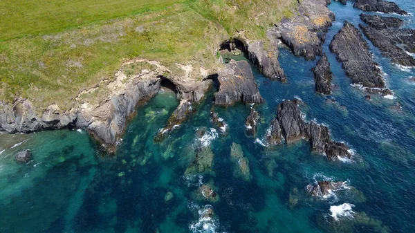 野生の大西洋の道に沿ってケルト海のロッキー海岸 トップビュー アイルランドの南海岸の海景 美しい岩の斜面 空中写真 ドローンの視点 — ストック写真