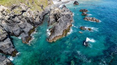 İrlanda kıyısındaki sarp kayalıklar. Atlantik Okyanusu 'nun turkuaz suları. İrlanda 'nın doğal güzellikleri, West Cork. Kelt Denizi 'nin kayalık kıyıları. Drone bakış açısı.