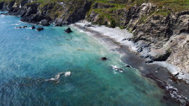 Kelt Denizi kıyısında çakıl taşları olan bir sahil, İrlanda 'nın güneyi, üst manzara. Güzel deniz manzarası. Su turkuaz renginde. Hava fotoğrafı.