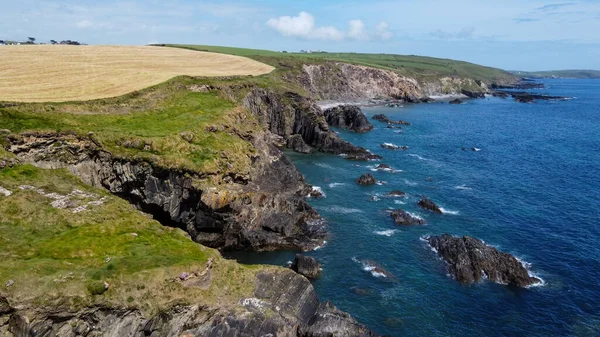 位于爱尔兰南部凯尔特海海岸的农场 科克郡 美丽的沿海地区 大西洋的碧绿海水 风景如画的石山 — 图库照片