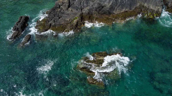 Rochas Cobertas Musgo Negro Entre Ondas Turquesa Mar Céltico Espuma — Fotografia de Stock