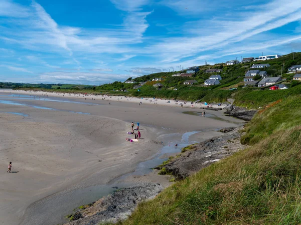 County Cork Ireland August 2022 여름에 해변에 아일랜드 마을이다 관광객들은 — 스톡 사진
