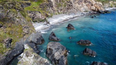Kıyıdaki sarp kayalıklar. Atlantik Okyanusu 'nun turkuaz suları. İrlanda 'nın doğal güzellikleri, West Cork. Kelt Denizi 'nin kayalık kıyıları. Hava fotoğrafı.