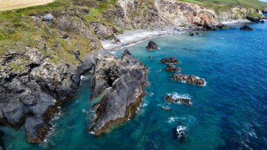 İrlanda kıyısındaki sarp kayalıklar. Atlantik Okyanusu 'nun turkuaz suları. İrlanda 'nın doğal güzellikleri, West Cork. Kelt Denizi 'nin kayalık kıyıları. Hava fotoğrafı.