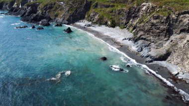 Kelt Denizi kıyısında çakıl taşları olan bir sahil, İrlanda 'nın güneyi, üst manzara. Güzel deniz manzarası. Su turkuaz renginde. Drone fotoğrafı.
