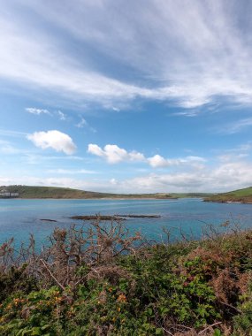 Celtic Sea Bay, Clonakilty 'de. Güzel deniz manzarası. Beyaz bulutlu mavi gökyüzü. Kıyı doğası.