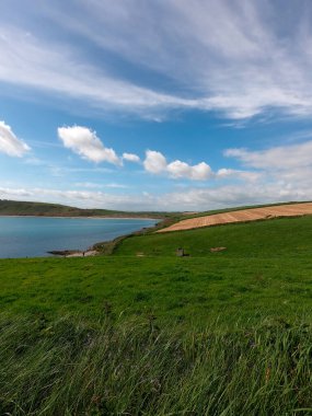 Gökyüzü tarlaların üzerinde. Güzel manzara. İrlanda 'nın doğası.