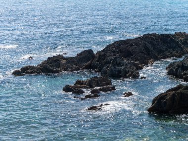 Deniz suyundaki kayalar, deniz manzarası, denizdeki kaya oluşumu..