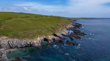 Clonakilty, County Cork yakınlarındaki Kelt Denizi kıyısında bitki örtülü kayalar. Güzel deniz manzarası. Vahşi Atlantik Yolundaki Doğa. Doğal bir cazibe..