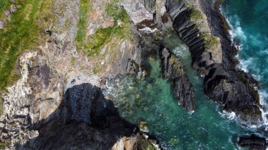 İrlanda 'nın destansı uçurumları. Kelt Denizi 'nin pitoresk sahili, Batı Cork. Deniz manzaralı bir yer. Drone bakış açısı.