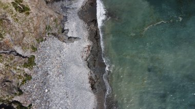 İrlanda 'nın güney kıyısında Clonakilty yakınlarında güzel bir sahil. Kelt Denizi 'nin pitoresk kıyıları. Deniz sörfü. Atlantik 'in turkuaz suları. Hava fotoğrafı.